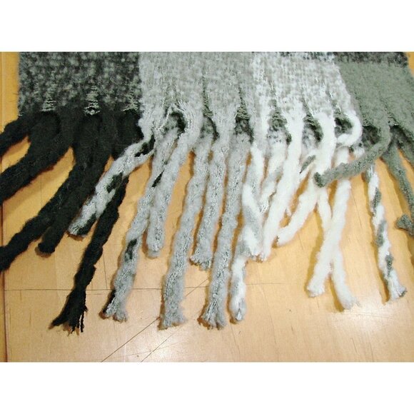 Womens Soft Chunky Warm Scarf Wrap Knit Fringe Black White Gray Plaid Lg 59x17" - Picture 11 of 12